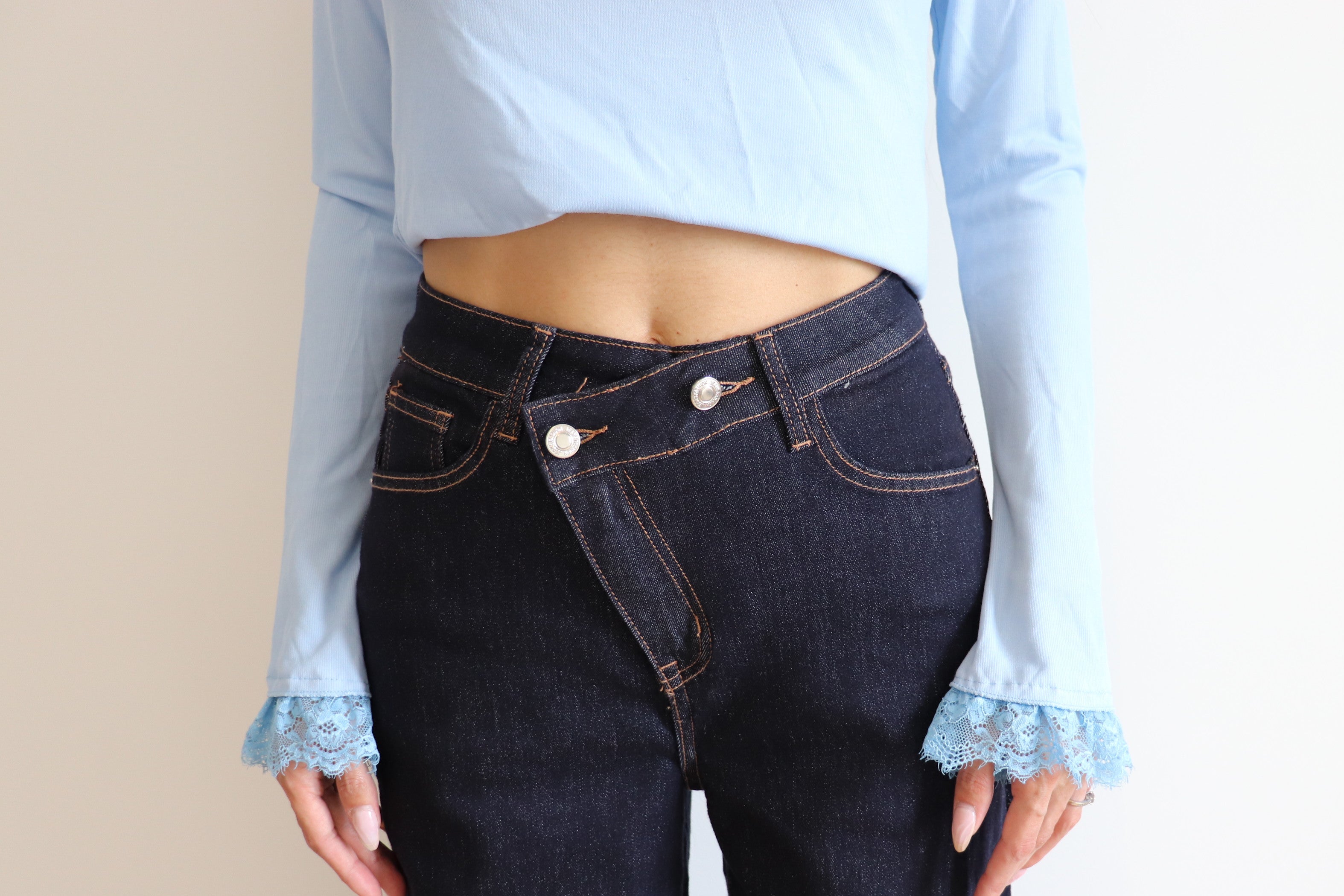 Jeans wide leg con chiusura asimmetrica
