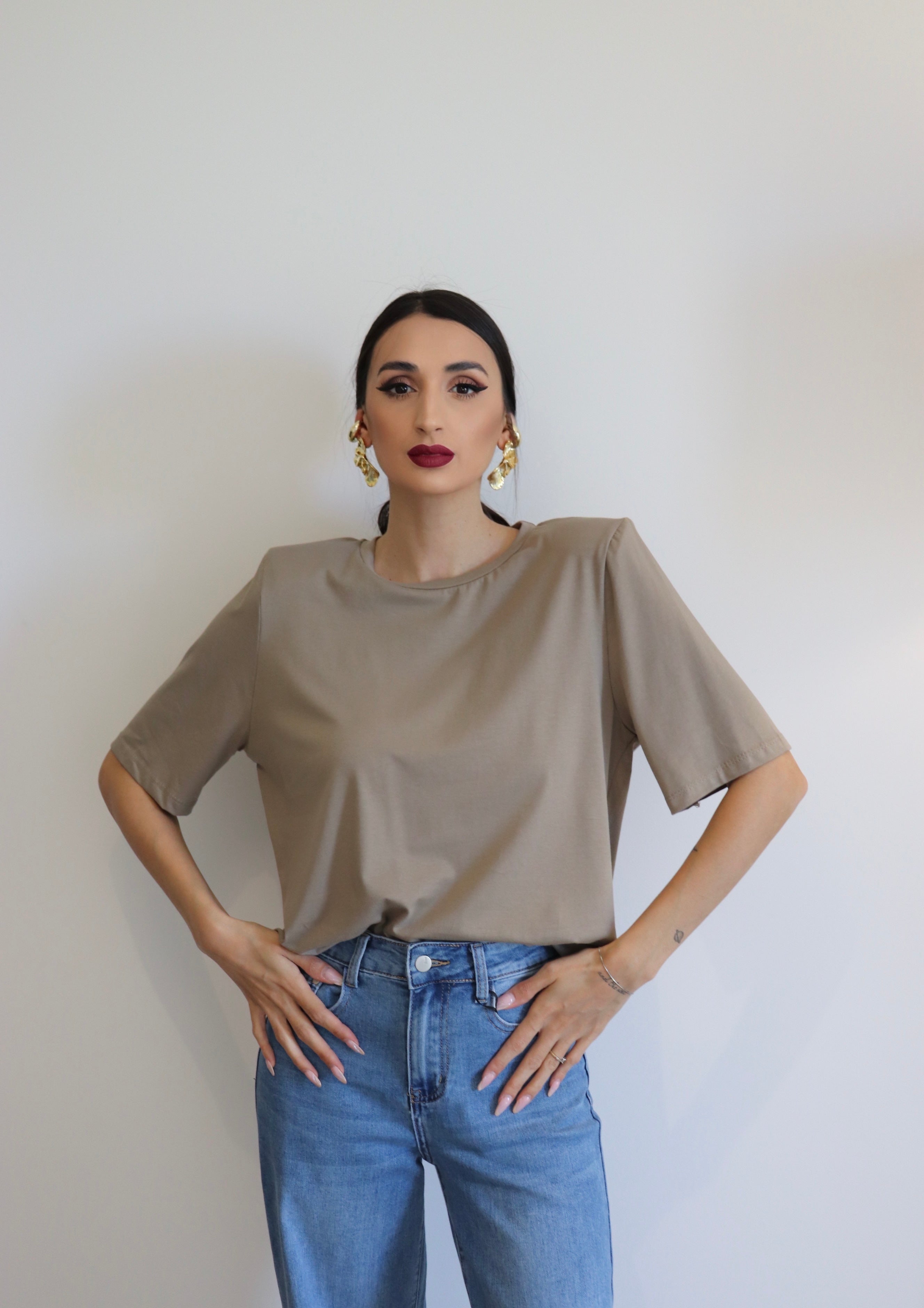 T-shirt spallina imbottita