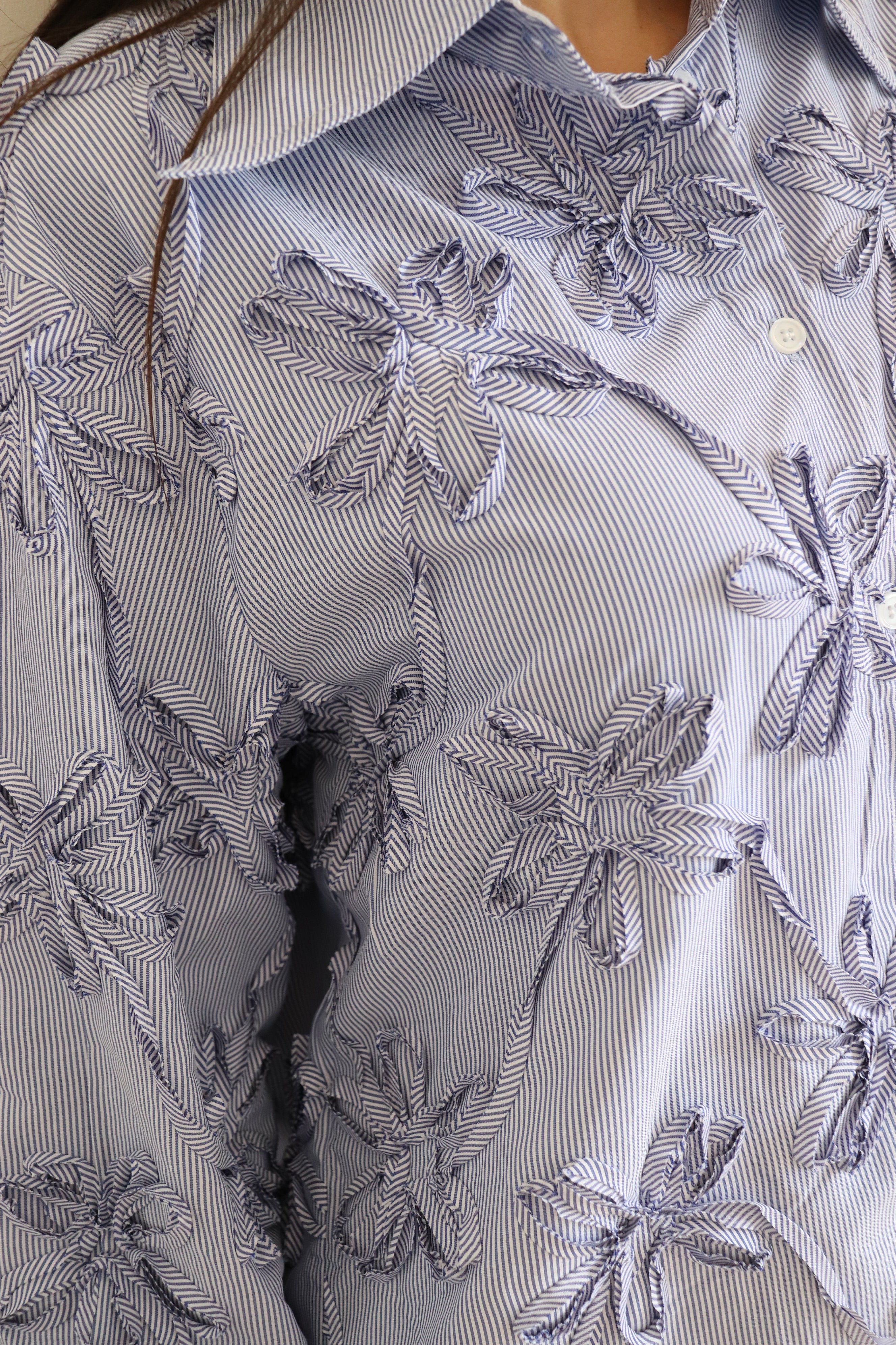 Camicia fiori in rilievo
