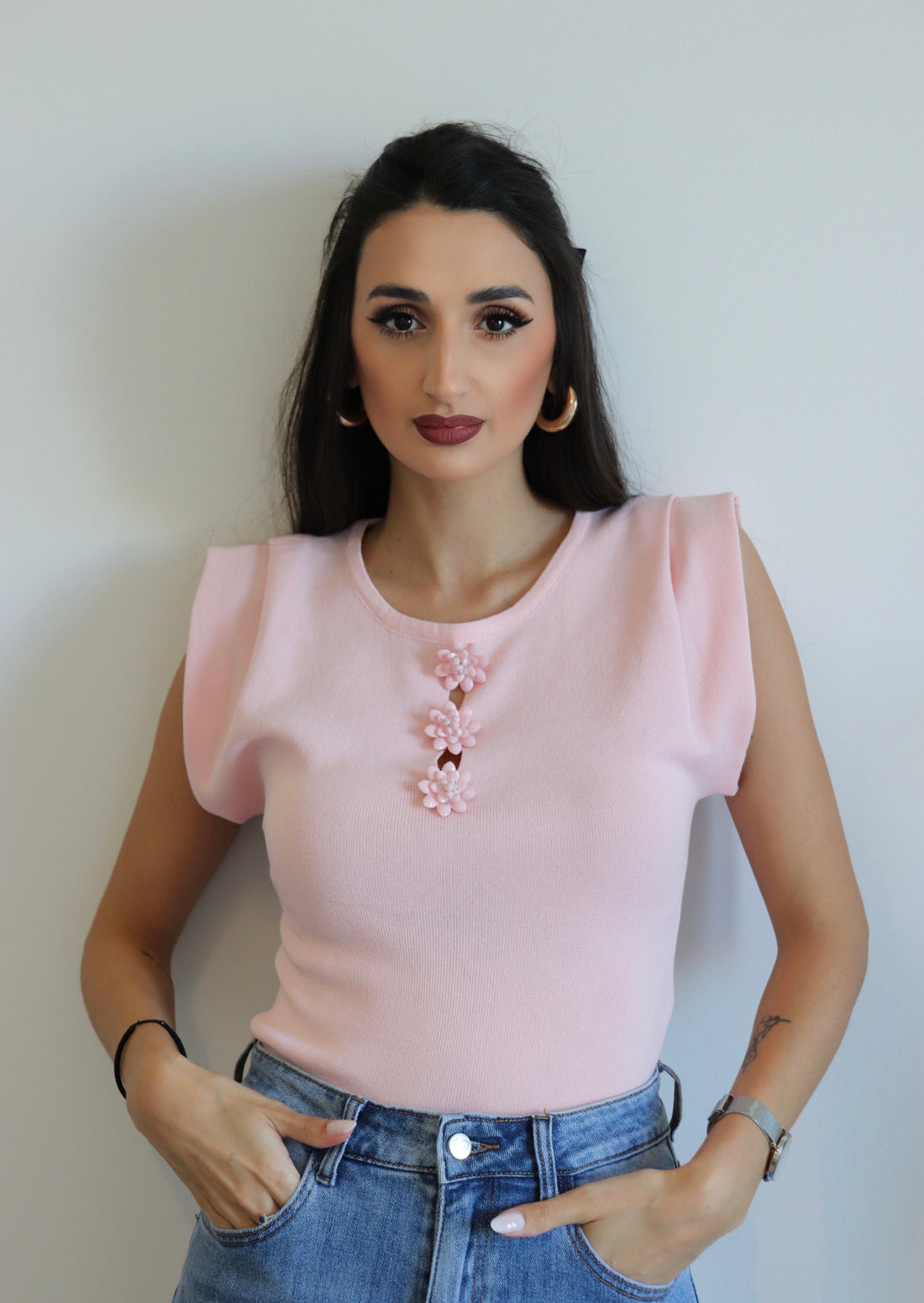 Maglia con fiori in rilievo