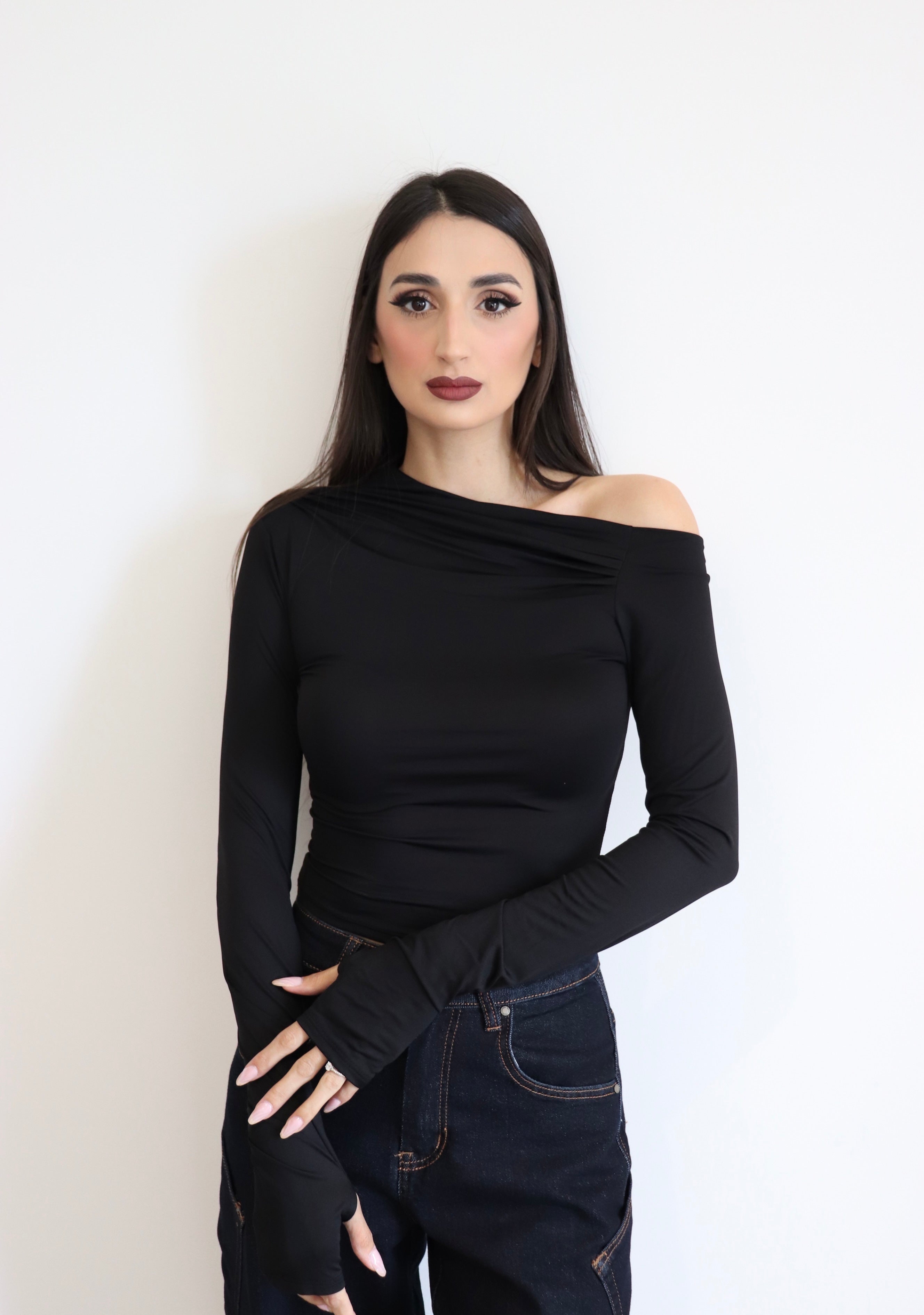 Maglia in licra con scollo asimmetrico