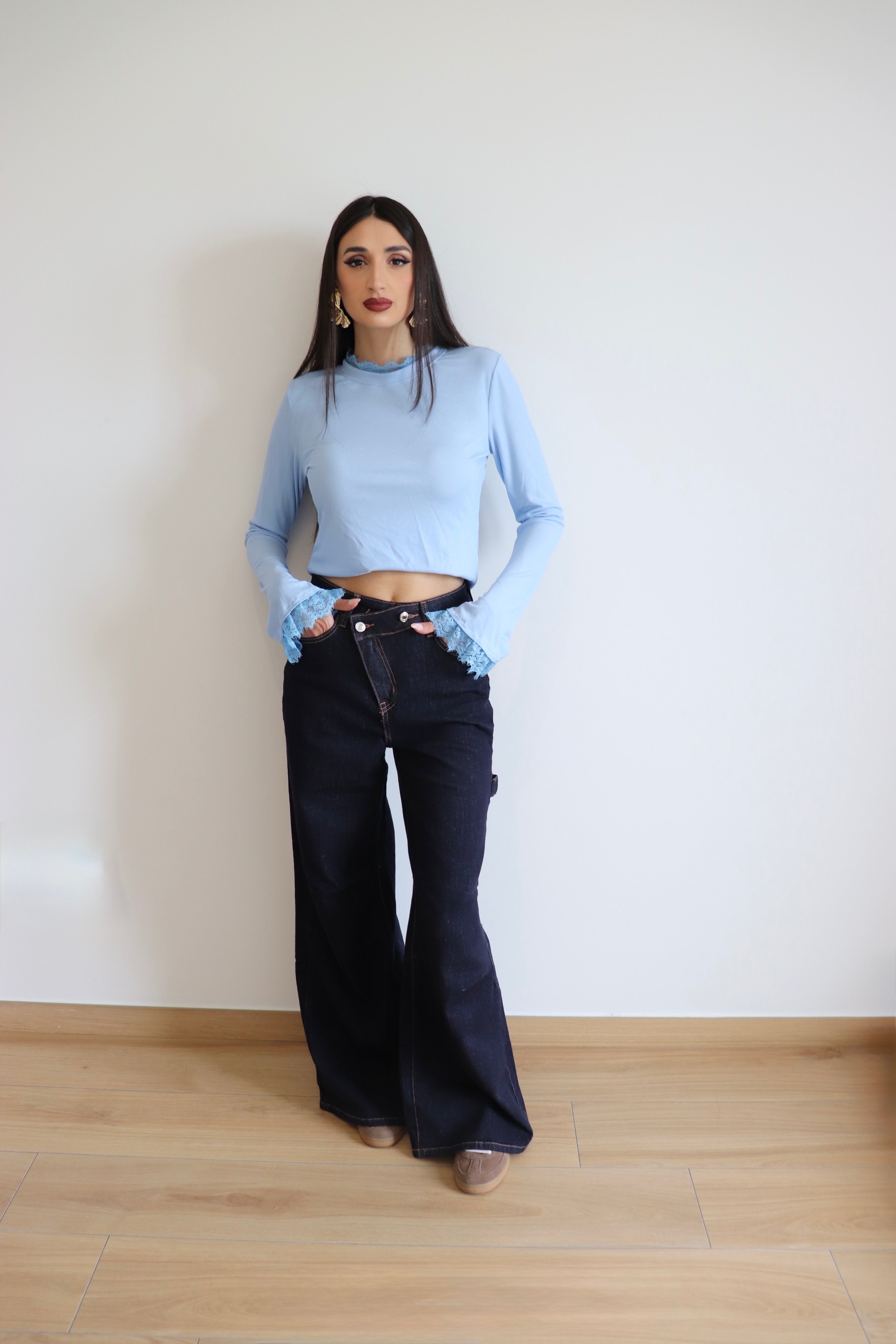 Jeans wide leg con chiusura asimmetrica