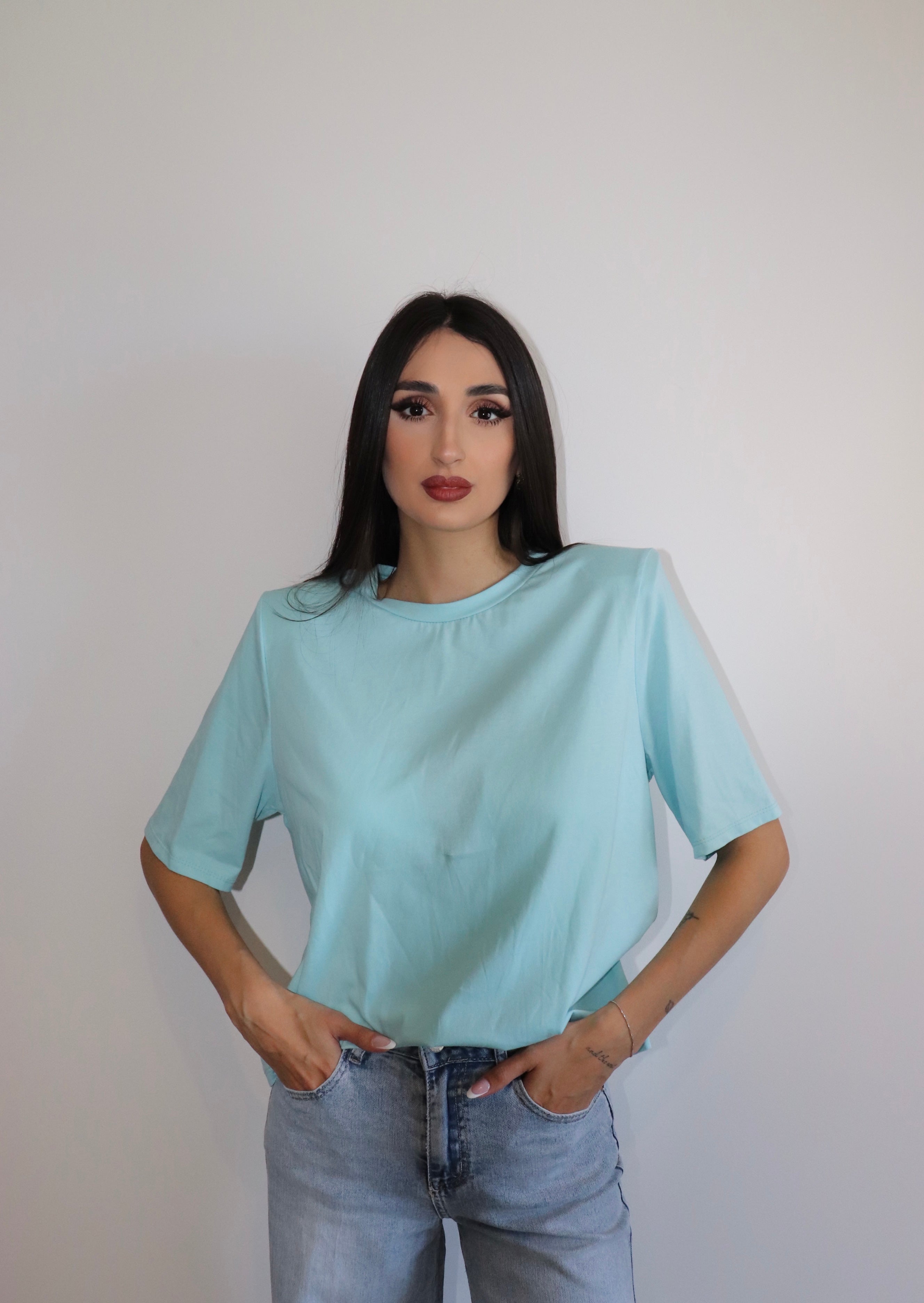 T-shirt spallina imbottita