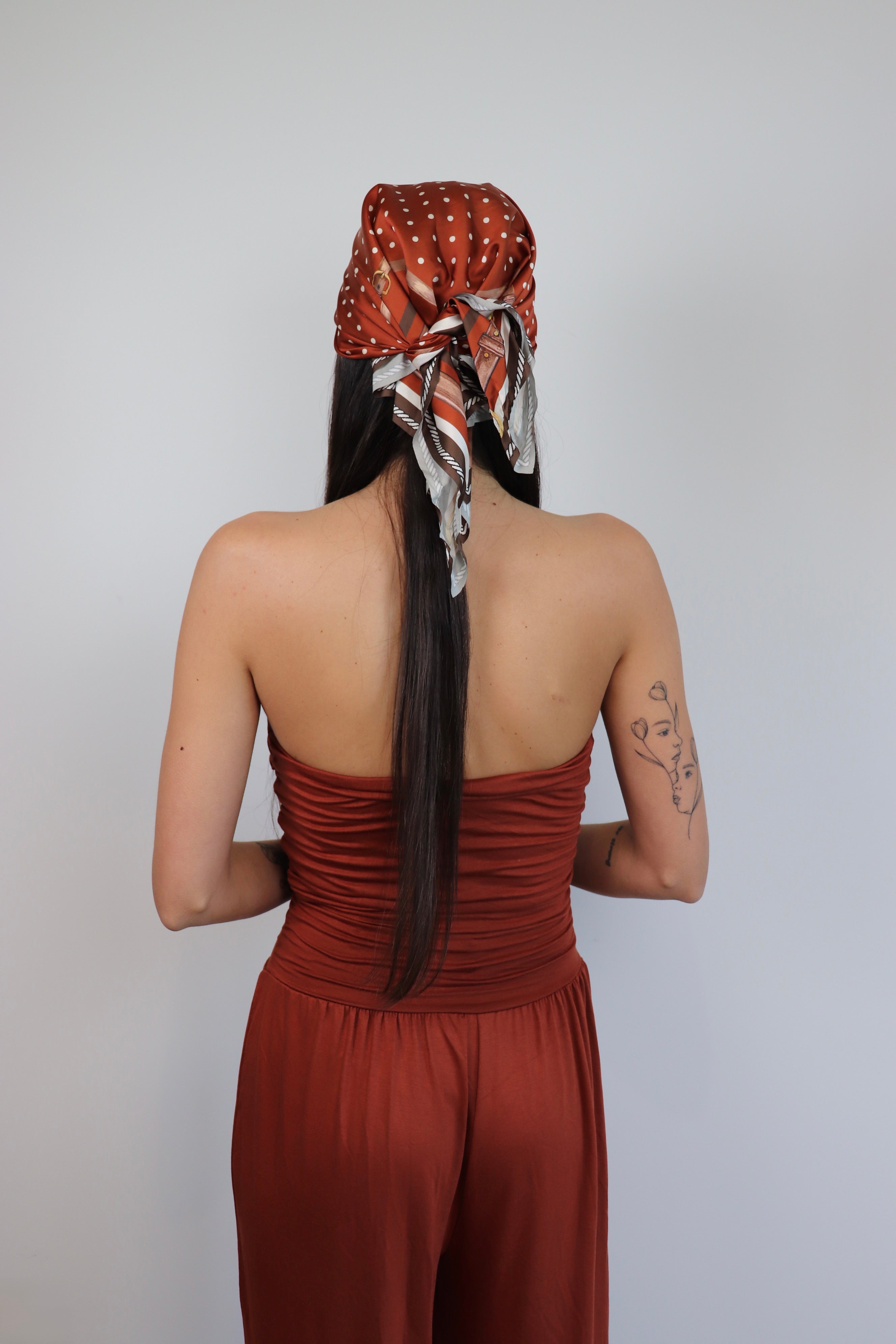 Tuta con foulard