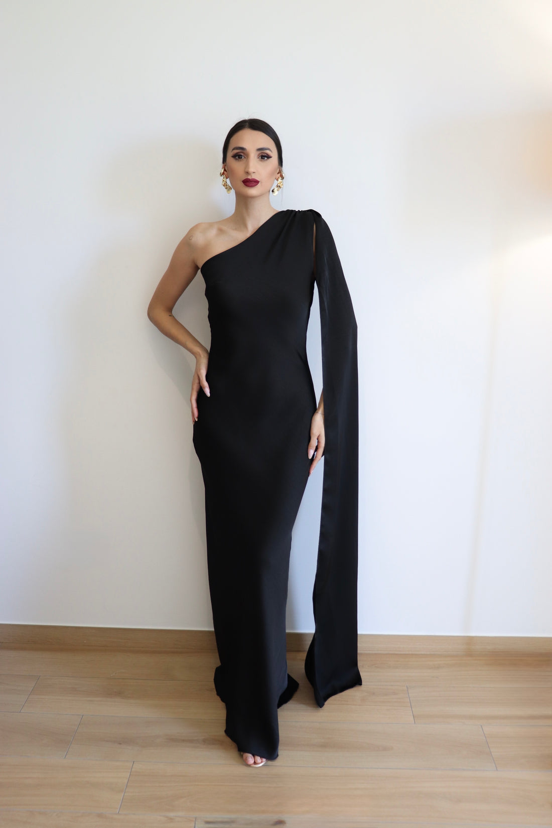 Abito in raso con fascia