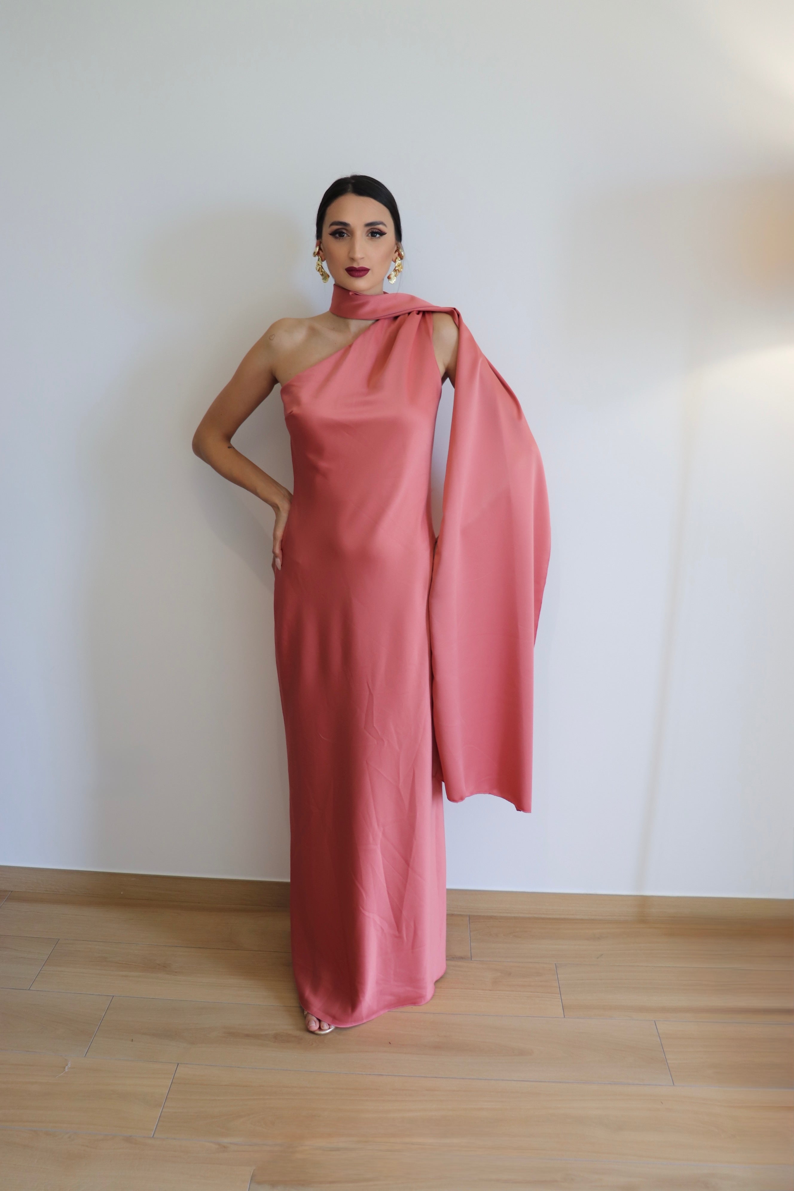Abito in raso con fascia