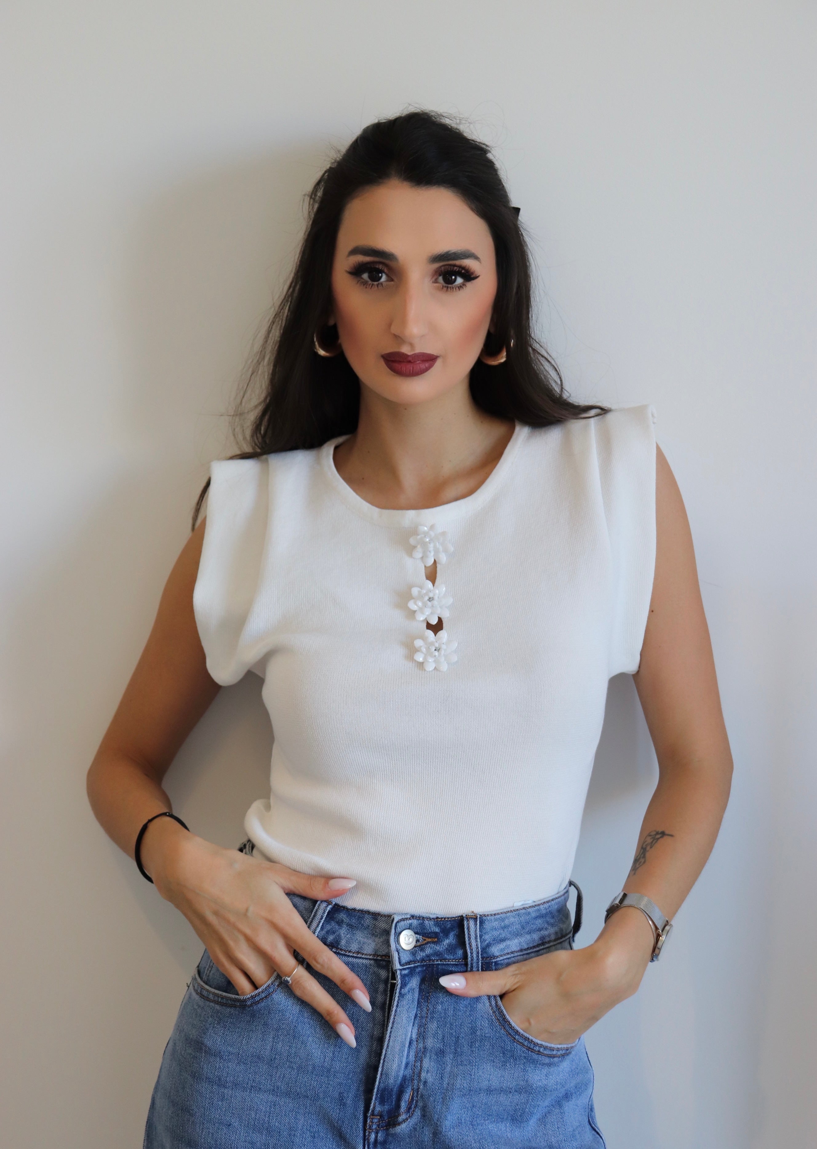 Maglia con fiori in rilievo