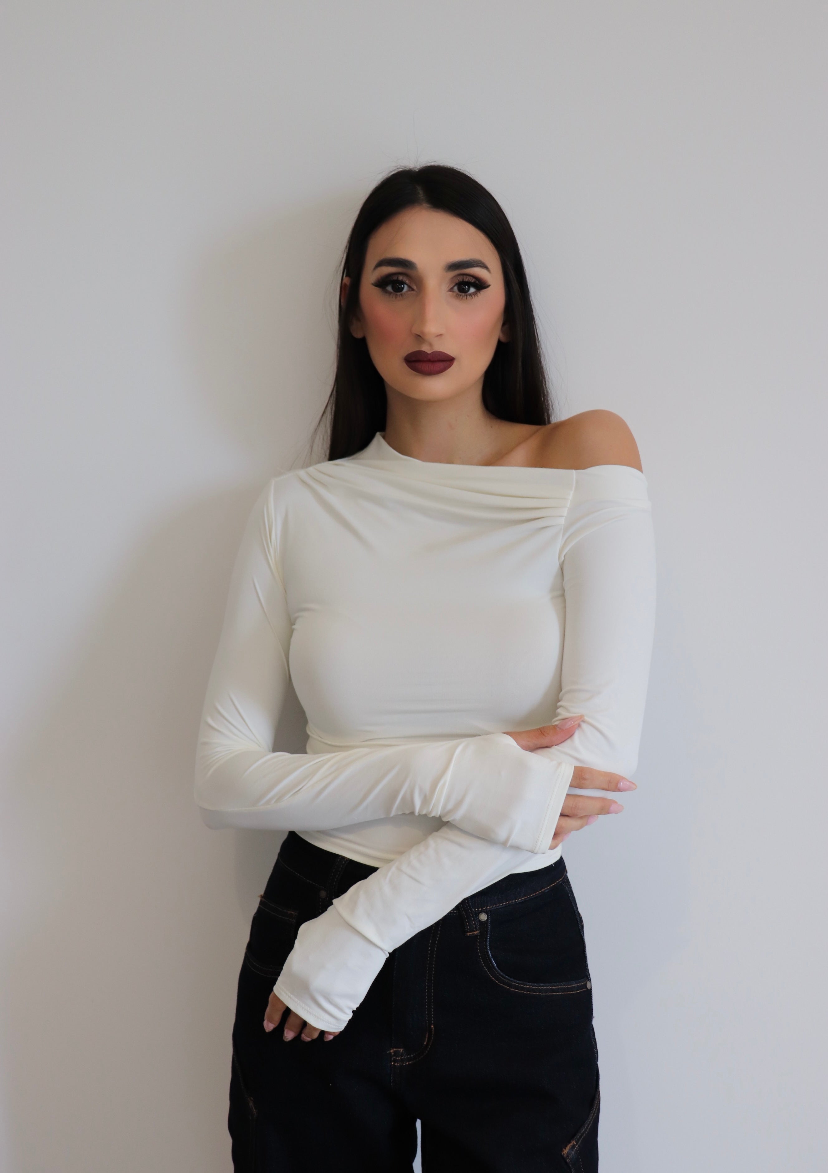 Maglia in licra con scollo asimmetrico