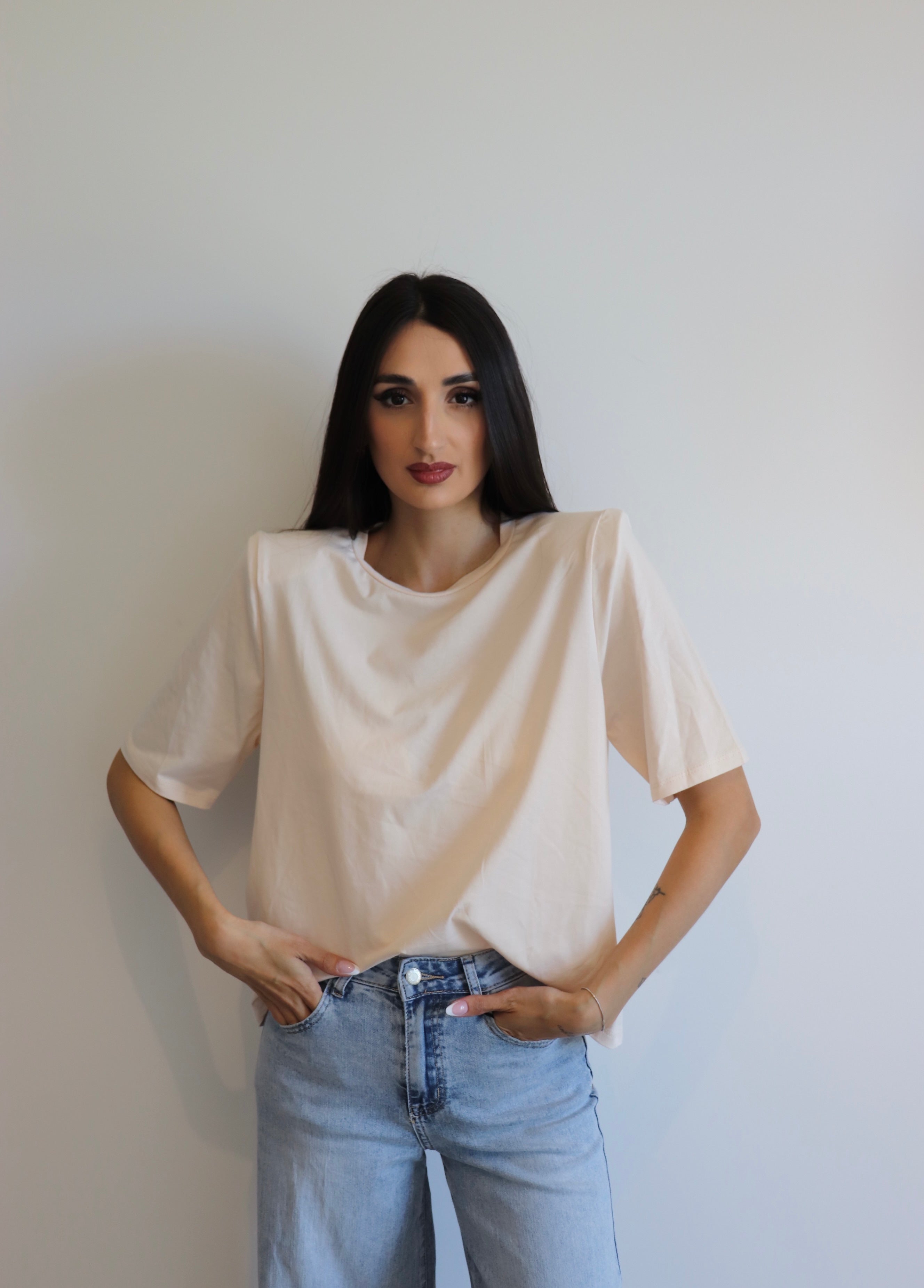 T-shirt spallina imbottita