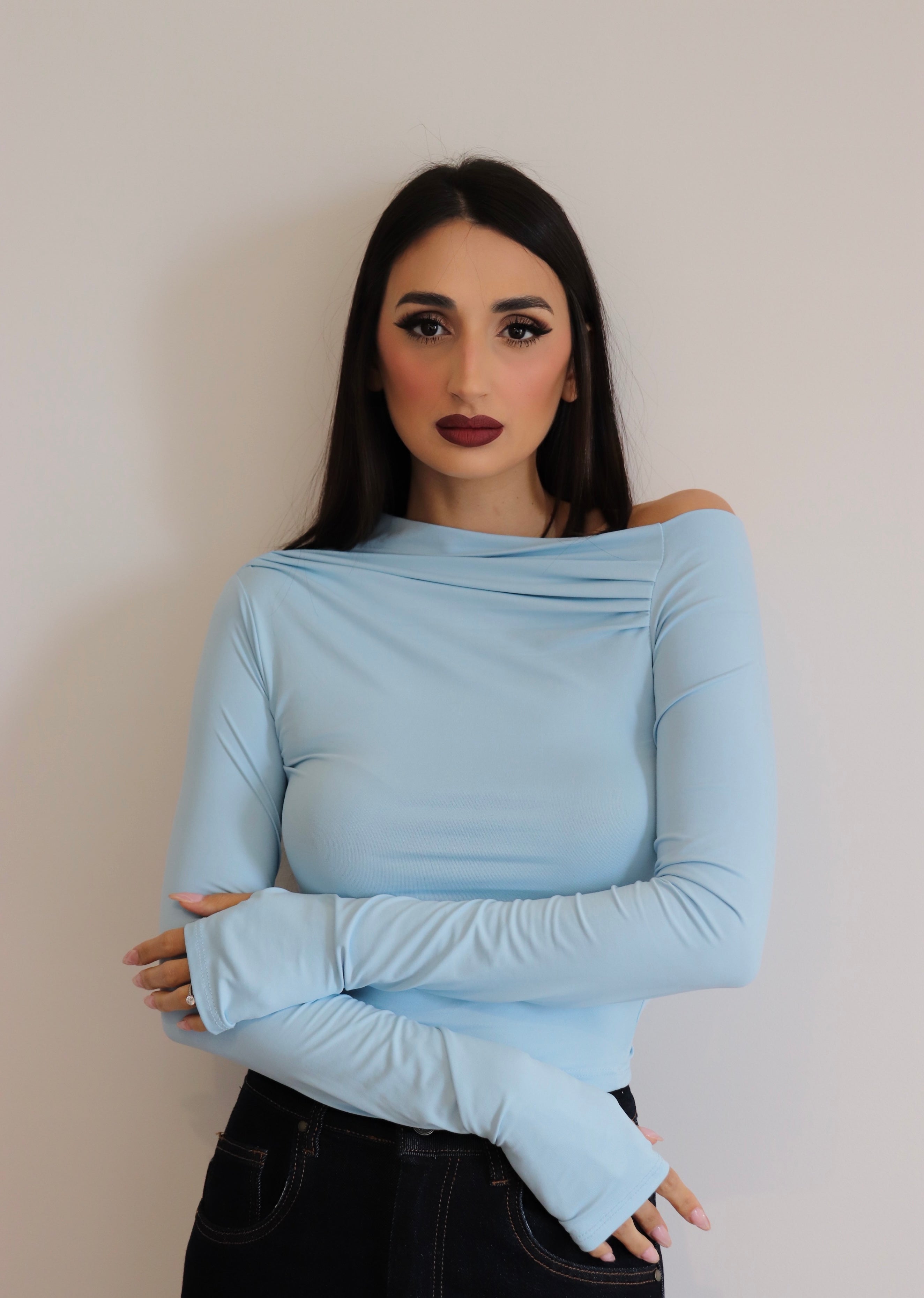 Maglia in licra con scollo asimmetrico