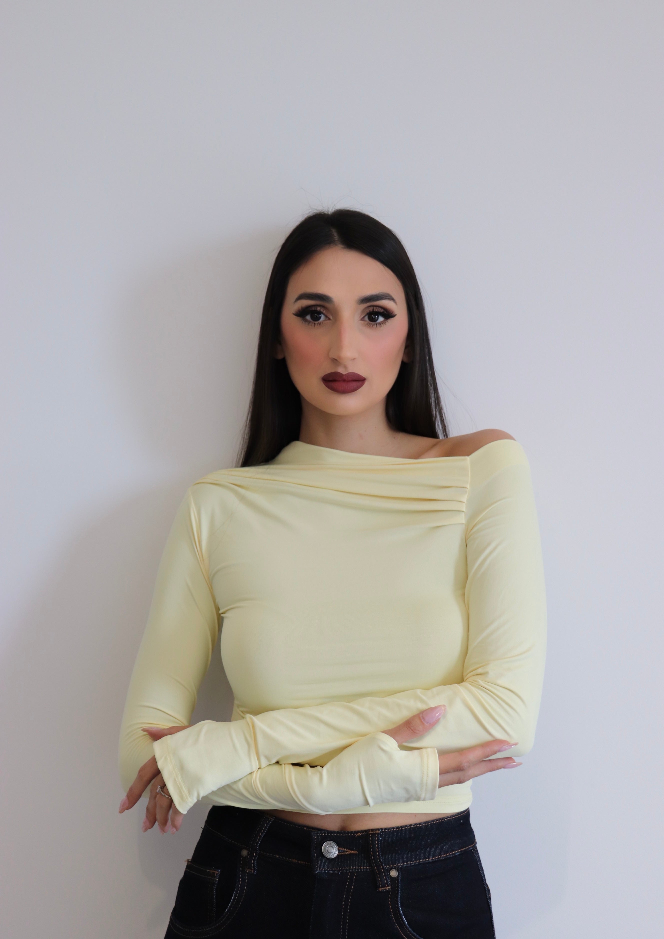 Maglia in licra con scollo asimmetrico