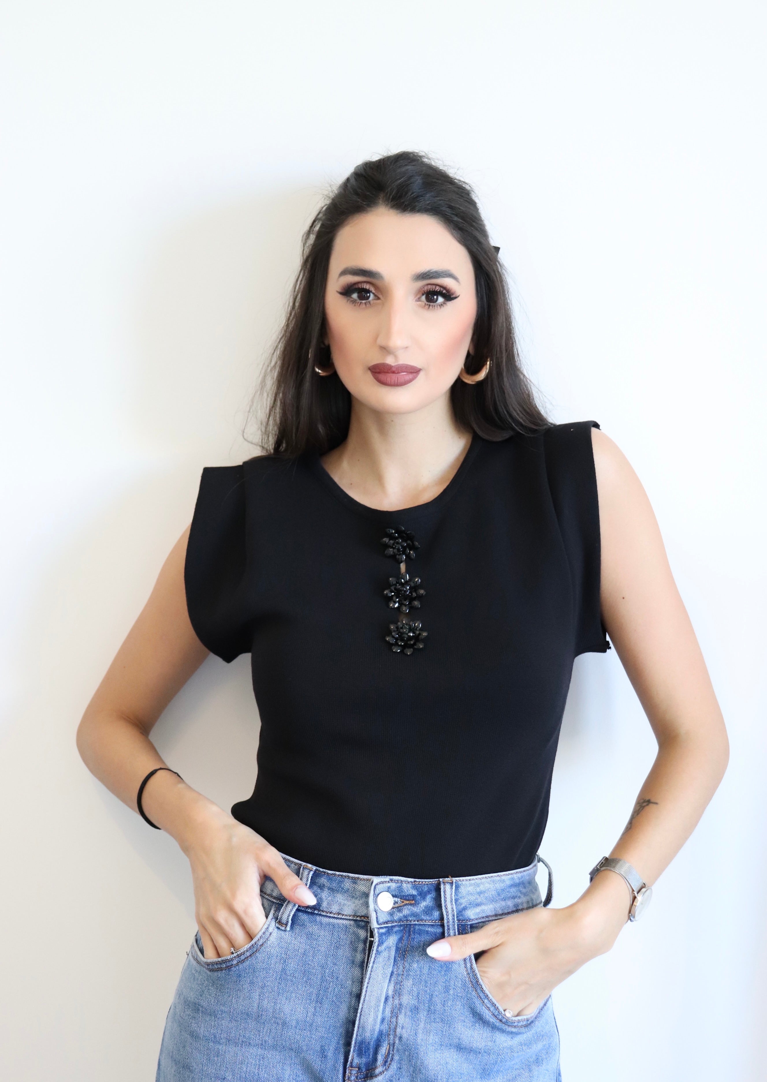 Maglia con fiori in rilievo