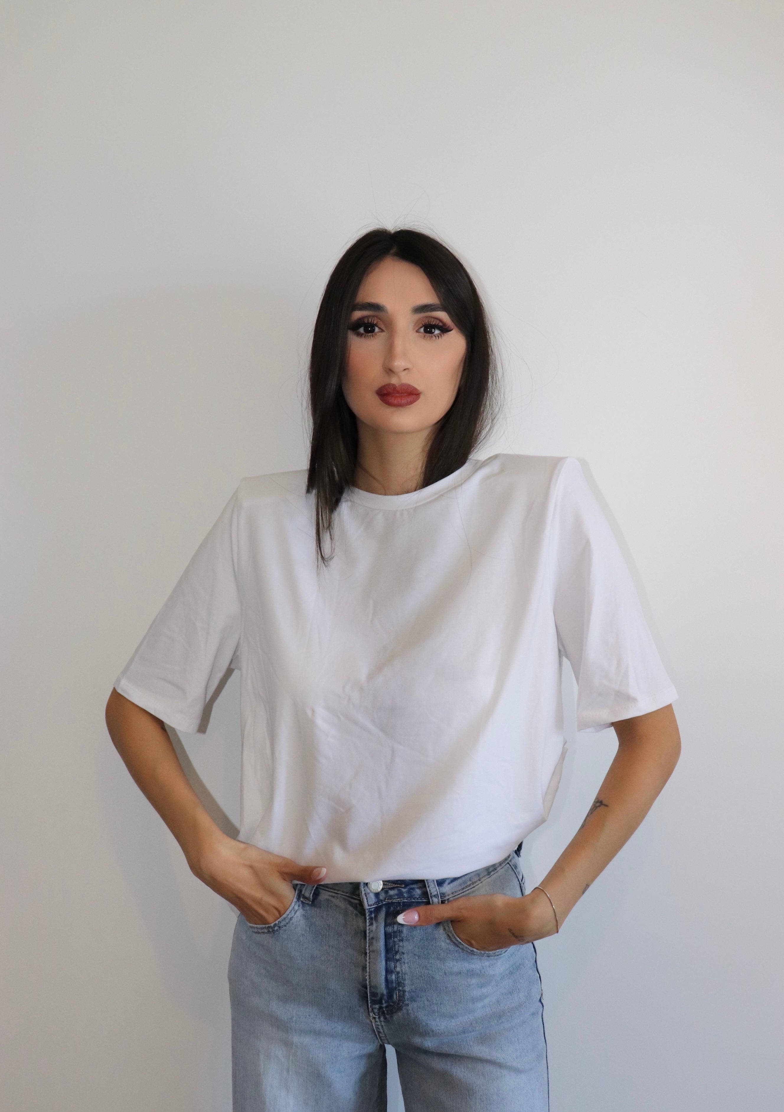 T-shirt spallina imbottita